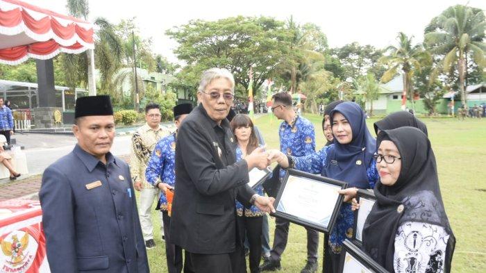 Bupati Sintang, Jarot Winarno memberikan piagam penghargaan kepada 6 guru dan tenaga kependidikan berprestasi di Kabupaten Sintang. Piagam penghargaan tersebut diserahkan usai pelaksanaan Upacara Peringatan Hari Pendidikan Nasional Tahun 2024 yang dilaksanakan oleh Pemerintah Kabupaten Sintang di Lapangan Kodim 1205 Sintang pada Kamis 2 Mei 2024.