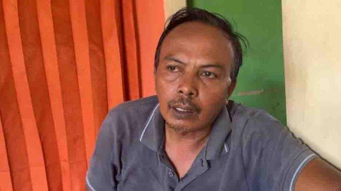 BERI KETERANGAN - Ketua RT 14 RW 05 Jalan RA Kartini, Sekip Lama, Singkawang Tengah, Kota Singkawang, Budi Saroso saat beri keterangan, Minggu 15 Juni 2025. Budi mengungkapkan bahwa benar terduga pelaku AB merupakan warganya yang ditangkap polisi diduga menghabisi nyawa balita Rafa Fauzan