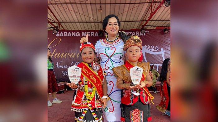Ketua Dekranasda Kabupaten Sanggau, Arita Apolina foto bersama para pemenang.