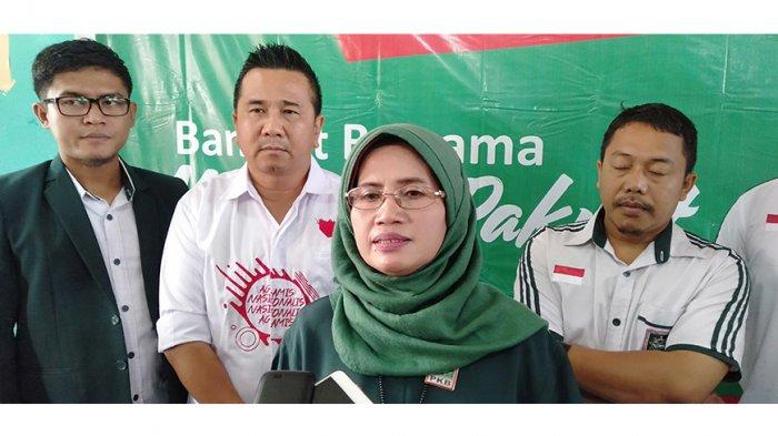 Ketua Dewan Pimpinan Cabang (DPC) Partai Kebangkitan Bangsa (PKB) Sambas, dr Hj Djuliarti Juhardi Alwi di dampingi anggota DPRD dan pengurus PKB Sambas saat memberikan keterangan pers kepada awak media di kantor DPC PKB Kabupaten Sambas, Jum'at (13/9/2019).