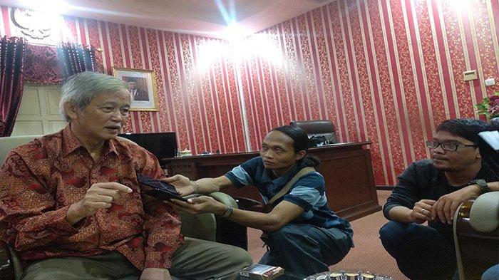 Ketua DPRD Provinsi Kalbar, M Kebing L saat diwawancara awak media 