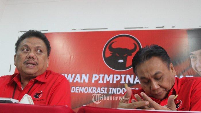 Ketua Fraksi PDI Perjuangan Olly Dondokambey (kiri) dan Sektretaris Bambang Wuryanto (kanan) memberikan keterangan kepada wartawaan seusai rapat koordinasi (rakor) di Kantor DPP PDI Perjuangan, Jalan DI Ponogoro, Menteng, Jakarta Pusat, Kamis (17/9/2015)