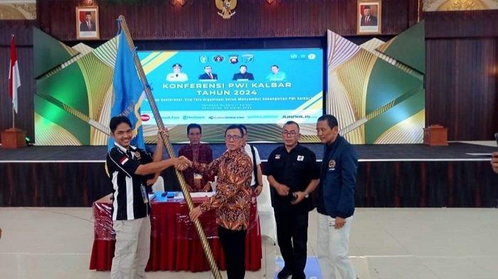 Ketua PWI Kalbar terpilih Kundori (kiri) menerima bendera pataka PWI yang diserahkan langsung oleh Ketum PWI pusat Hendry Ch Bangun dalam kegiatan Konferprov PWI Kalbar 2024, di Pendopo Gubernur Kalbar pada Sabtu, 30 Maret 2024.