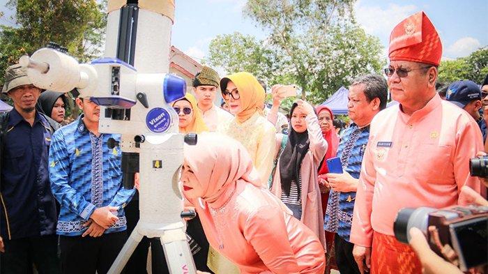 Ketua TP PKK Provinsi, Windy Prihastari saat Meneropong fenomena kulminasi yang  berlangsung di  Tugu Khatulistiwa Pontianak, Kamis 21 September 2023.