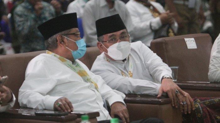 KH Said Aqil Siradj dan Yahya Cholil Staquf tampak berbincang disela-sela pemungutan suara calon ketua umum PBNU di GSG Unila. Gus Yahya Terpilih Jadi Ketua Umum PBNU 2021-2026