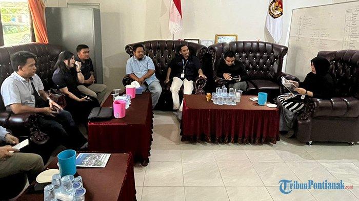 Ketua KPU Sambas Irawati beserta jajaran komisioner KPU Sambas menerima kunjungan Tribun Pontianak di kantor KPU Sambas, Senin 6 Mei 2024.