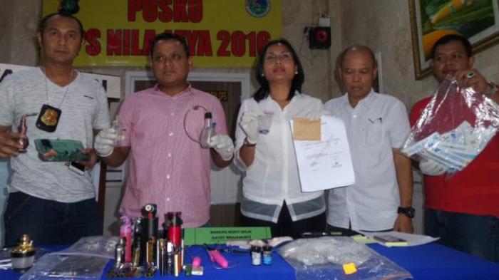 Eks Kasat Narkoba Polres Jakarta Selatan Kompol Vivick Tjangkung saat menggelar barang bukti di Polres Metro Jakarta Selatan, Senin (29/8/2016).
