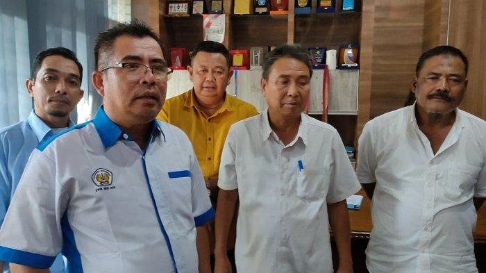 Panitia beserta Ketua Steering Committee Kongres IV Ikatan Alumni (IKA) FISIP Untan beraudiensi dengan Dekan FISI{P Untan, Dr Herlan didampingi Pembantu Dekat III, Dr Erdi, di ruang kerja dekan, Senin 23 Desember 2024.
