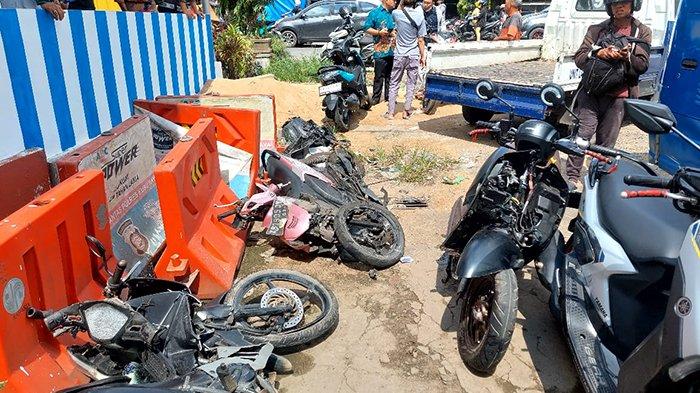 sepeda motor korban truk kontainer bermuatan karet yang gagal naik tanjakan di jembatan Kapuas II saat diamankan di Pos Lantas desa Kapur