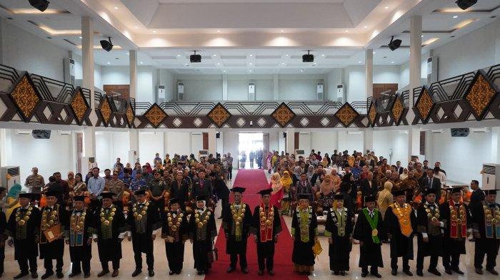 FOTO BERSAMA - Suasana foto bersama di sela sela dilantiknya Prof. Dr. Ir. Agusalim Masulili, MP sebagai Guru Besar, di Aula Convention Centre UPB Pontianak, Kamis, 17 April 2025. Kini UPB Pontianak secara resmi memiliki dua orang Guru Besar