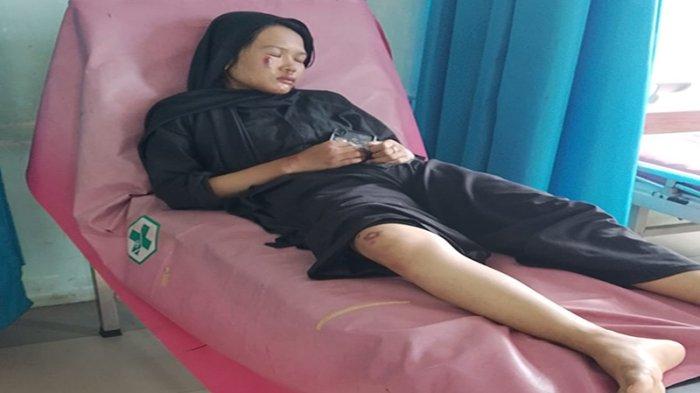 LAKA TUNGGAL - Seorang warga saat evakuasi motor Peggy korban kecelakaan tunggal di jalan nasional desa Peniraman kecamatan Sungai Pinyuh pada Rabu 2 April 2025 siang. Akibatnya selain sepeda motor matic miliknya mengalami kerusakan, Peggy juga cidera yang cukup parah di lutut kaki kanan, lengan kanan dan pipi kanan di bagian wajah.