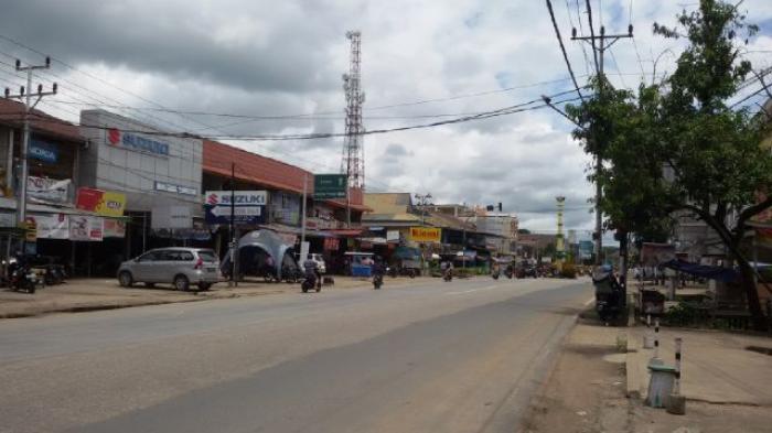 Petugas Dishub Pontianak mengatur lalu lintas di Jalan Ahmad Yani