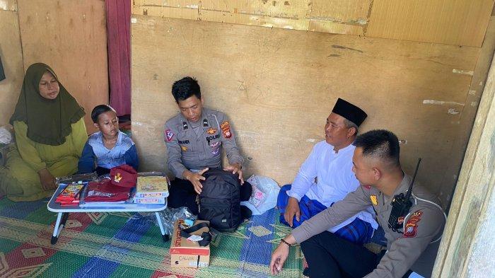 Satlantas Polres Sekadau dalam program Jumat Berkah, memberikan bantuan dan santunan kepada anak yatim di Desa Tanjung, Kecamatan Sekadau Hilir, Jumat 28 Juni 2024.