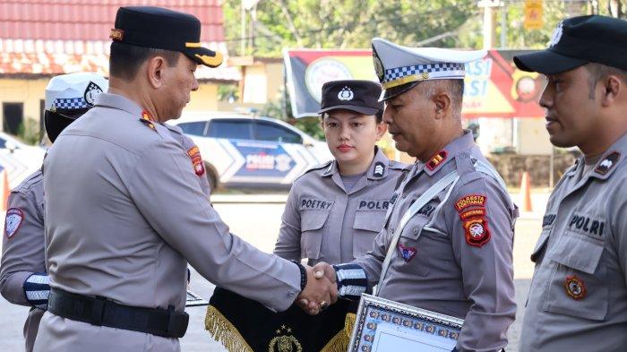 UCAPAN SELAMAT - Kapolresta Pontianak, Kombes Pol Adhe Hariadi, SIK, MH, memberikan ucapan selamat dam apresiasi kepada sejumlah personel Polresta Pontianak yang dinilai berprestasi dan menunjukkan dedikasi tinggi dalam pelaksanaan tugas. Mereka dinilai layak mendapat penghargaan atas kerja keras, loyalitas, serta kontribusi positif dalam mendukung tugas-tugas kepolisian di lingkungan Polresta Pontianak.