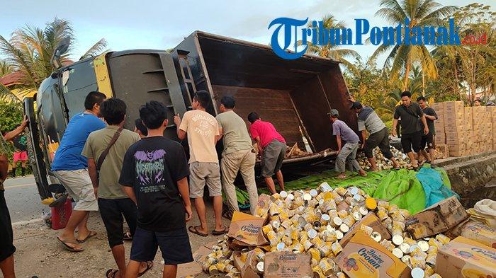 Ribuan susu kaleng berserakan di depan rumah Dinas Wakil Bupati Mempawah, Jalan Raden Kusno, Kelurahan Terusan, Kecamatan Mempawah Hilir, Kabupaten Mempawah, Kalimantan Barat, Kamis 25 Januari 2024 sore.