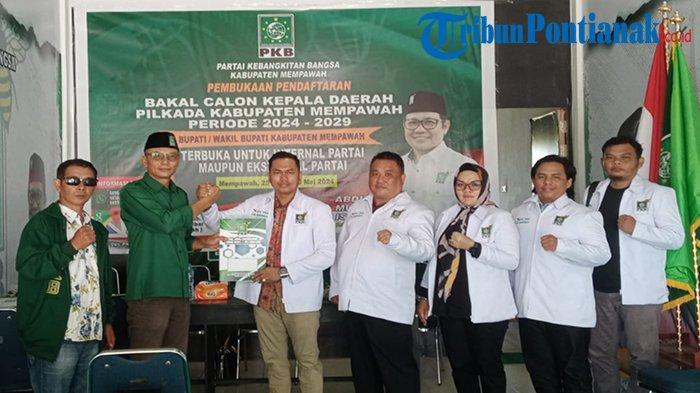 Sekretaris DPC PKB Mempawah Subandio ikut mendaftarkan diri sebagai Calon Wakil Bupati di Pilkada Mempawah di Sekretariat DPC PKB, Kamis 25 April 2024.