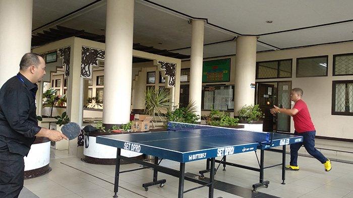 Wakil Ketua DPRD Provinsi Kalbar, Sy Amin Muhammad saat bermain pingpong dengan Anggota DPRD Provinsi Kalbar lainnya, Yulianus Asroni di Kantor DPRD Provinsi Kalbar saat jam kerja usai, Senin (14/04/2020).