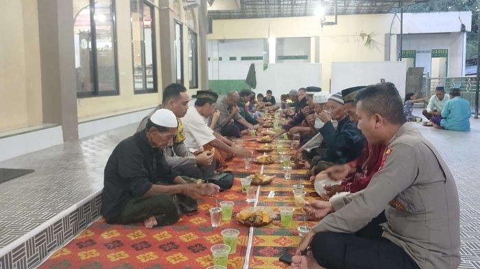 SAFARI RAMADAN - Polsek Sekayam melaksanakan pengamanan pada kegiatan Safari Ramadan di Kecamatan Sekayam, Kabupaten Sanggau, Rabu 19 Maret 2025. Kegiatan ini mencakup buka puasa bersama, salat Magrib, Sholat Isya, dan Sholat Tarawih berjamaah.