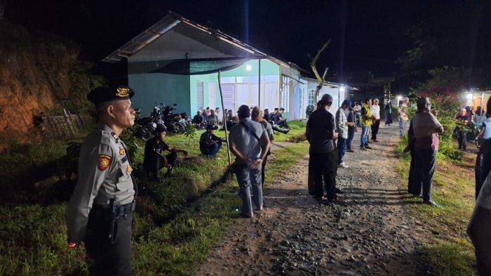 Personel  Polres Singkawang laksanakan pengamanan kegiatan kampanye Pemilihan Walikota dan Wakil Walikota Singkawang tahun 2024 oleh pasangan calon nomor urut 03, Dr. H. Andi Syarif T.U.W., S.T., M.T., M.Si. (Han) dan Ir. H. Yusnita Fitriadi, Sabtu 5 Oktober 2024 malam