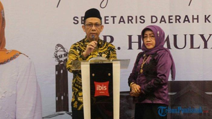Sekretaris Daerah (Sekda) Mulyadi saat memberikan sambutan terakhir saat malam pengantar purna tugas di Hotel Ibis, Jalan Jendral Ahmad Yani, Kota Pontianak, 1 Mei 2024 malam. Mulyadi memasuki masa purna tugas, tepat pada 30 April 2024, pada acara tersebut turut dihadiri Pj Walikota Pontianak Ani Sofian, Forkopimda dan Kepala OPD Kota Pontianak.