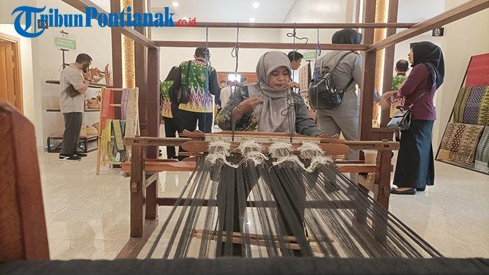 Pengrajin sedang menenun disela peresmian Gedung Dewan Kerajinan Nasional Daerah (Dekranasda) Provinsi Kalimantan Barat di Jalan A.Yani Kota Pontianak, Rabu 9 Agustus 2023.