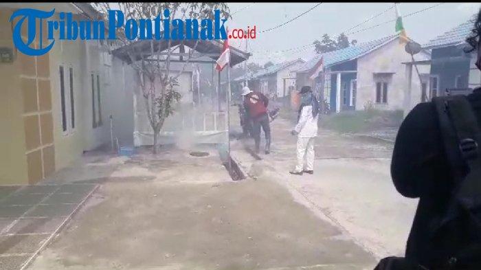 Fogging yang dilakukan Puskesmas Pontianak Timur di Komplek perumahan Arwana Indah Blok D33.