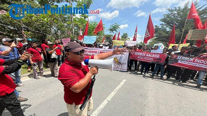 Ratusan buruh melakukan aksi damai peringatan Mayday di kawasan Jalan Pembangunan Desa Dalam Kaum, Kecamatan Sambas, Kabupaten Sambas, Rabu 1 Mei 2024. Tribun Imam.
