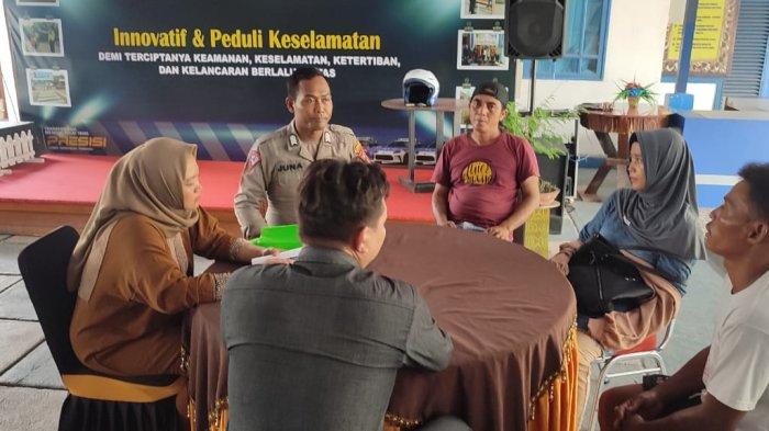 MEDIASI KASUS KECELAKAAN - Personel Satlantas lakukan mediasi kepada kedua pihak yang terjadi laka lantas beberapa waktu lalu, Selasa 11 Februari 2025. Mediasi sebagai usaha untuk menyelesaikan masalah, pastikan dalam prosesnya sesuai prosedur
