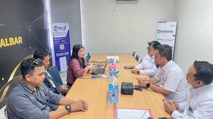MEDIA VISIT - Jajaran PT PLN (Persero) Unit Induk Distribusi (UID) Kalimantan Barat melakukan media visit ke Kantor Tribun Pontianak di Jalan Sungai Raya Dalam 24a.