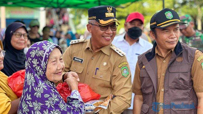 Pejabat (Pj) Walikota Singkawang, Sumastro (kedua dari kanan) saat memberikan secara simbolis paket sembako murah kepada salah satu warga pada Operasi Pasar Tahap 1 Pemkot Singkawang Tahun 2024 di Pasar Semi Modern Alianyang, Kota Singkawang, Kalimantan Barat, Senin 5 Februari 2024. Plt Kepala Disdaginkop dan UKM Kota Singkawang, Muslimin mengatakan untuk hari ini ada 1.500 paket yang didistribusikan.