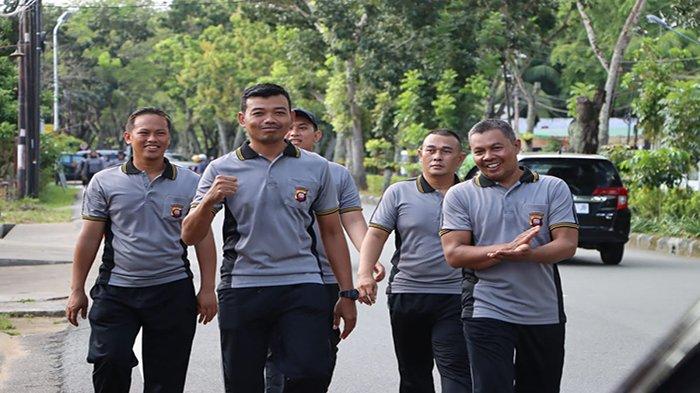 Kapolresta Pontianak Kombes Pol Adhe Hariadi,S.I.K.,M.H.  memimpin apel perdana pasca Cuti Bersama Idul Fitri 2024 di halaman Markas Polresta Pontianak, Sabtu 20 April 2024.