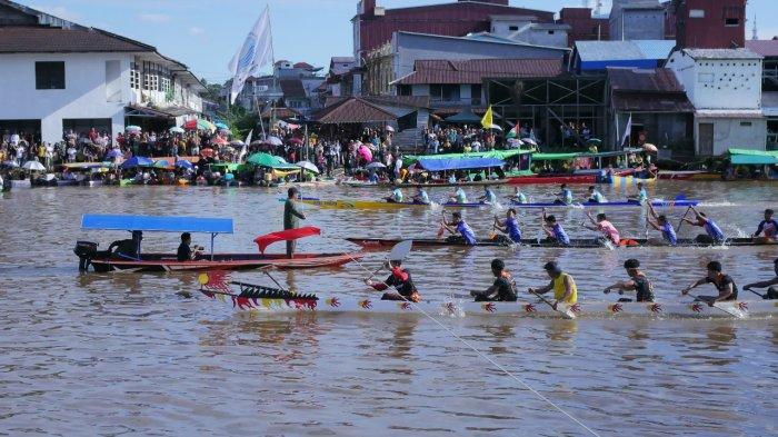 Sejumlah tim dayung Sampan Bidar berpacu mencapai garis finish tercepat dalam ajang lomba Sampan Bidar di Sungai Sambas Kecil, Desa Tumuk Manggis, Minggu 23 Juni 2024.