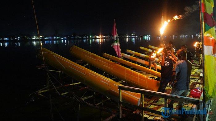 Sejumlah warga mencoba meriam karbit, di Kelurahan Bansir Laut, Kota Pontianak, Senin, 8 April 2024 malam. Meriam karbit merupakan tradisi masyarakat Pontianak dalam rangka menyambut Hari Raya Idul Fitri, pasalnya pada 9 April digelar Opening Ceremony ekshibisi meriam karbit.