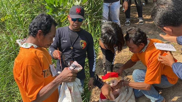 REKONSTRUKSI KASUS RAFA - Polres Singkawang saat menggelar rekonstruksi kasus Rafa Fauzan di sejumlah TKP di Singkawang pada Kamis 24 Juli 2025 yang menghadirkan tersangka Uray Abadi. Keluarga yang menyaksikan langsung merasa ada kejanggalan.