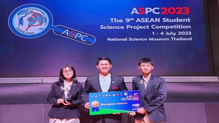 Tim SMA Kristen Immanuel Pontianak Gerald Grady dan Michele Sheren Virgiani serta Guru Pembimbing, Gunawan, S.Si, M.Sc, Gr menunjukkan trophy setelah meraih peringkat ke-3 di ajang dengan ASEAN Student Science Project Competition 2023 di Thailand.