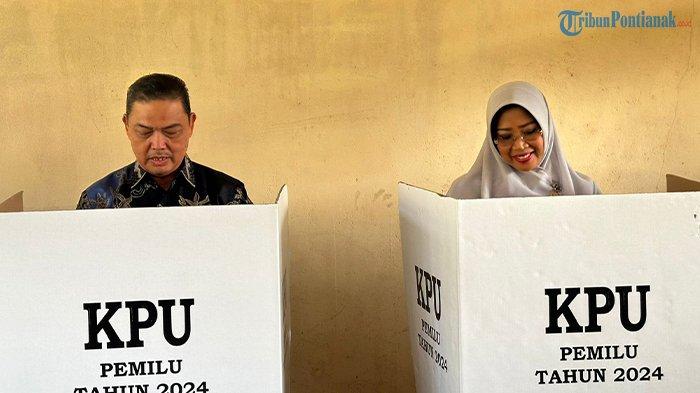 Bupati Mempawah Erlina bersama sang suami Ria Norsan yang merupakan Wakil Gubernur Kalbar Periode 2018-2023 dan sekaligus Bupati Mempawah dua periode ketika memberikan hak suara di TPS 08 Kelurahan Terusan, Kecamatan Mempawah Hilir, Kabupaten Mempawah, Kalimantan Barat, Rabu 14 Februari 2024 pukul 08.00 WIB.