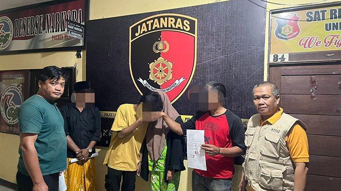 S dan W pasangan sejoli yang ketahuan mesum di Pantai Ancol Mempawah, didampingi pihak keluarga dan KPAID dimediasi di Polres Mempawah, Kamis 14 Desember 2023 malam.