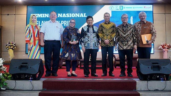 Prof.dr. Nasronuddin, Sp.PD., KPTI-FINASIM, selaku Ketua Asosiasi Rumah Sakit Perguruan Tinggi Negeri Rektor Universitas Tanjungpura Pontianak Prof. Dr. Garuda Wiko, S.H., M.Si. foto bersama