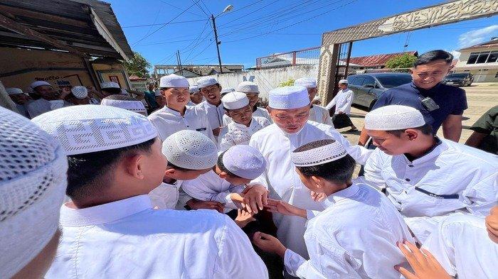 Ria Norsan bersilaturahmi ke kediaman Habib Helmi Al Hinduam pimpinan Pondok Pesantren Makarim El-Akhlak Kota Singkawang, Kamis 3 September 2024.