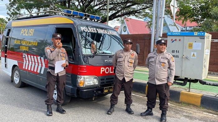 SubSatgas Binmas Polres Singkawang terus melakukan langkah preventif dengan penerangan keliling untuk menjaga situasi yang kondusif di wilayahnya, Minggu 24 November 2024
