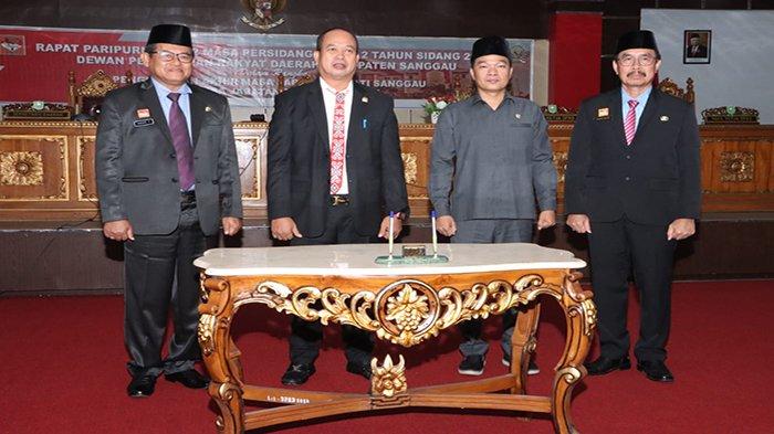 Ketua DPRD Sanggau Jumadi bersama Wakil Ketua DPRD Sanggau Timotius Yance saat foto bersama Sekda Sanggau dan Sekretaris DPRD Sanggau usai rapat paripurna ke-2 masa persidangan ke-2 tahun sidang 2024 dalam rangka pengumuman akhir masa jabatan Bupati Sanggau masa jabatan 2019-2024 di Aula Kantor DPRD Kabupaten Sanggau, Kalimantan Barat, Jumat 16 Februari 2024.