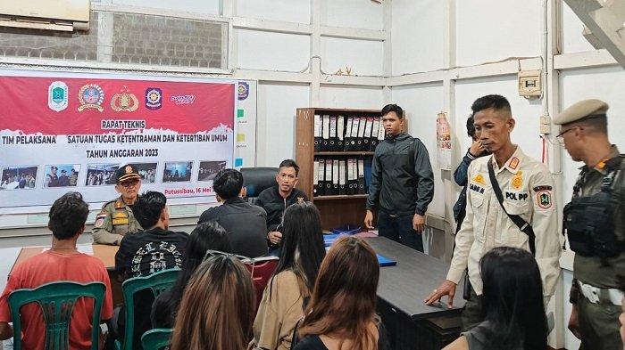 17 orang yang tidak memiliki identitas diri, dibawa Satpol PP Kapuas Hulu ke kantor untuk didata, Minggu 24 Maret 2024 dini hari.