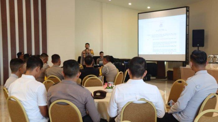 Warga Melawi dan investor asing dalam diskusi