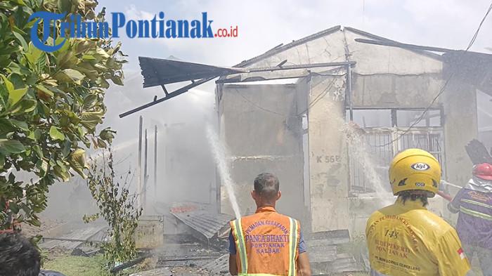 KEBAKARAN DI PONTIANAK - Potret rumah kontrakan terbakar di Jalan Silat Baru, Kecamatan Pontianak Tenggara, Kota Pontianak, pada Rabu, 23 Juli 2025 siang. Petugas Pemadam Kebakaran Adi Sucipto PKA, Momon, mengatakan informasi kebakaran pertama kali diterima melalui grup WhatsApp sekitar pukul 11.30 WIB.