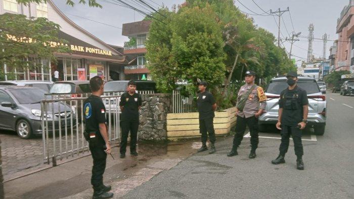 Personel polisi melakukan patroli pengamanan di gereja