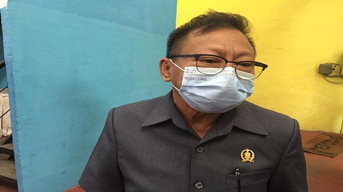 Ketua Majelis Adat Budaya Tionghoa (MABT) Kalbar, Paulus Andy Mursalim saat meninjau vaksinasi massal di Gedung Perbasi Pontianak, Senin 21 Juni 2021.