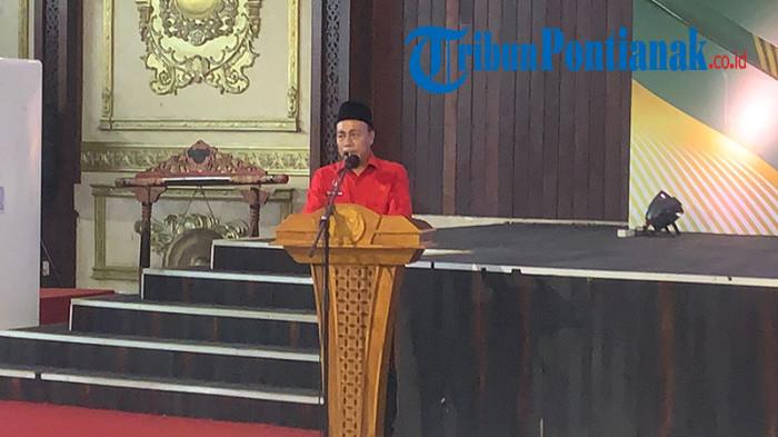 PELANTIKAN ALUMNI LEMHANNAS - Wakil Gubernur Kalimantan Barat, Krisantus Kurniawan saat menyampaikan sambutannya dalam pelantikan Dewan Pengurus Daerah Ikatan Keluarga Alumni Lemhannas Kalbar, Jumat 25 Juli 2025.
