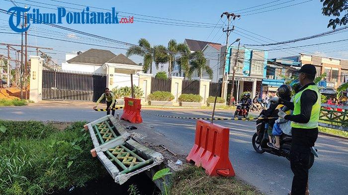 Penampakan pembatas jembatan simpang tiga di Jl Reformasi-Sepakat 2 Pontianak Tenggara yang tumbang, Bina Marga Dinas Pekerjaan Umum (PU) Kota Pontianak lakukan pembongkaran, Senin 17 Juli 2023.