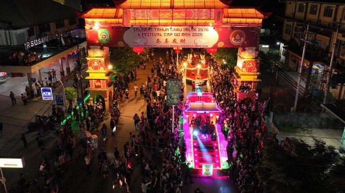 PAWAI LAMPION - Tampak dari udara ratusan ribu masyarakat menyaksikan pawai lampion, di Jalan Firdaus, Kota Singkawang, Senin, 10 Februari 2025 malam. Pawai lampion tersebut dalam rangka menyemarakkan perayaan Cap Go Meh 2025.