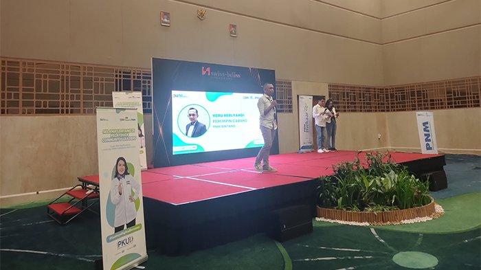 Pemimpin PNM cabang Pontianak, Cipta Tarwono saat memberikan sambutan pada kegiatan Pelatihan Community Leaders di Ballroom Swiss-belin Hotel, Singkawang, Kalimantan Barat, Jumat 5 Agustus 2023. Cipta mengatakan kegiatan Community Leader ini sebagai bentuk perpanjangan tangan PNM kepada nasabah untuk terus memajukan usahanya melalui literasi digitalisasi.